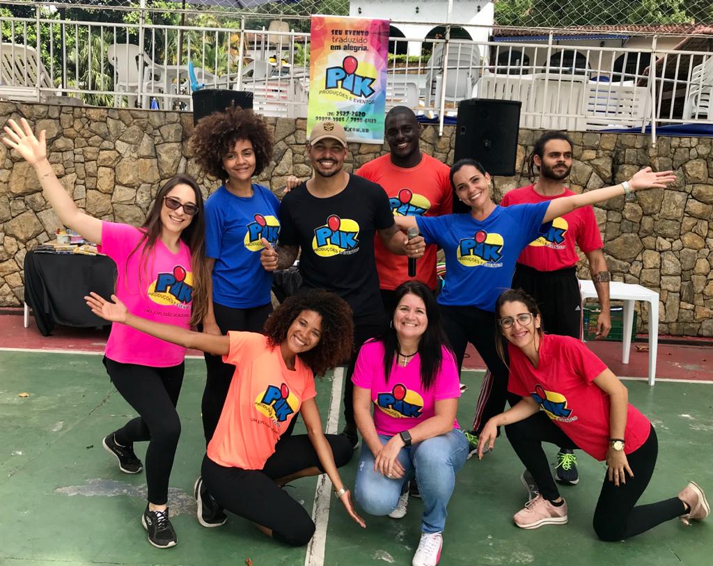 Equipe PIK Produções e Eventos em ação durante um evento